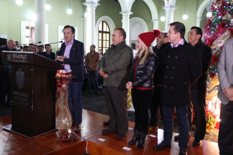Diputados de Morena, acuden al encendido de luces del árbol navideño de Palacio de Gobierno